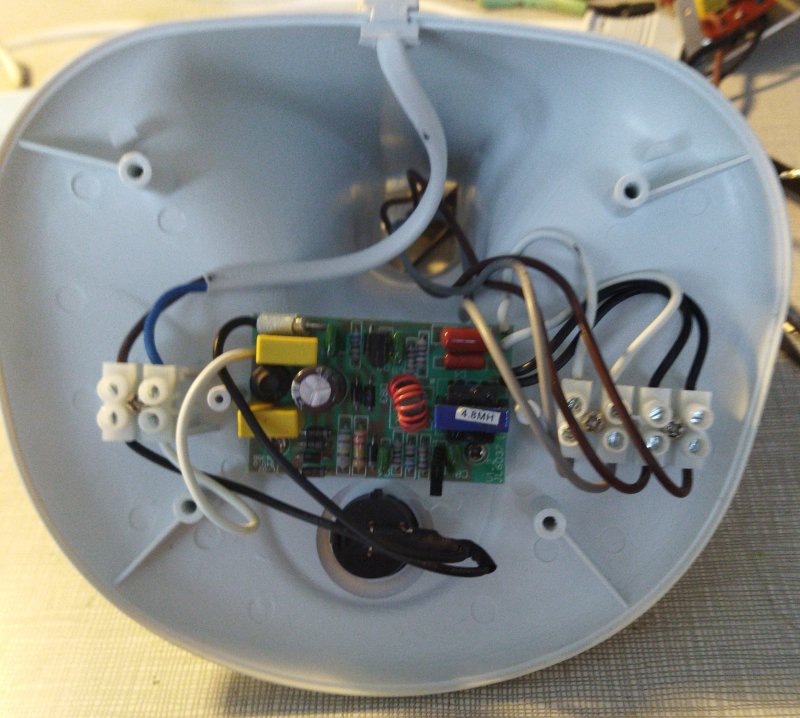 intérieur du pied de la lampe