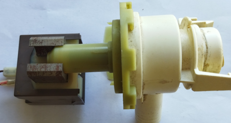 Corps de pompe à eau partiellement déboité